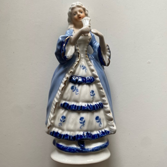 Vintage Elegant Blue and White Porcelain Figurine with Gold accents - Picture 2 of 13